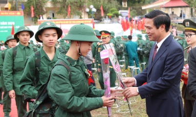  Phó Chủ tịch UBND tỉnh Lê Xuân Lợi dự lễ giao quân tại xã Sơn Động